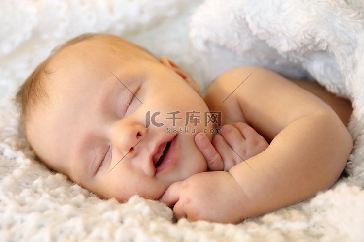 微笑睡初生女婴的白色毯子包裹