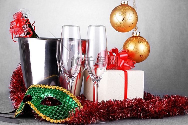 香槟酒瓶和绿色面具的桶。圣诞节