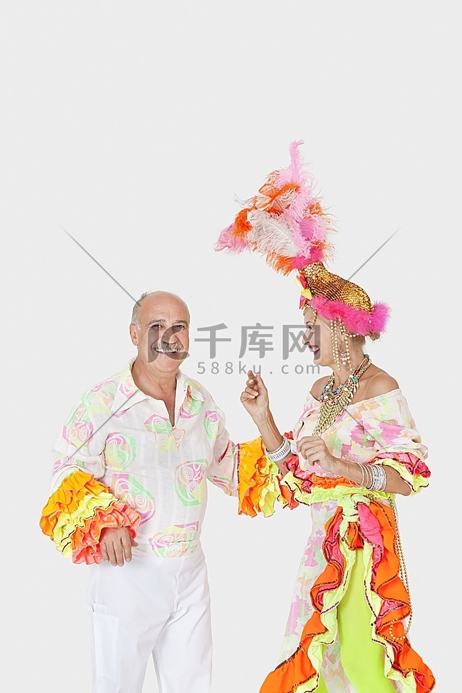 穿着巴西服装的幸福的高年级舞伴