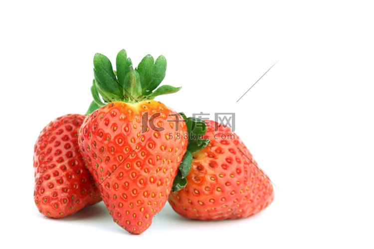 白色背景上的草莓堆