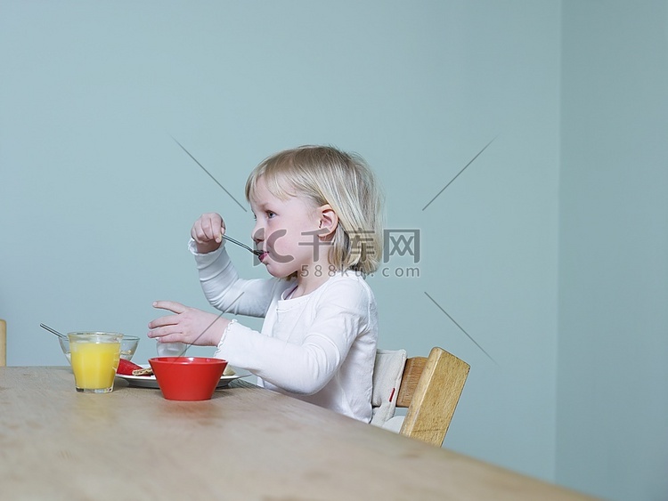 4-5岁的孩子坐着吃早餐