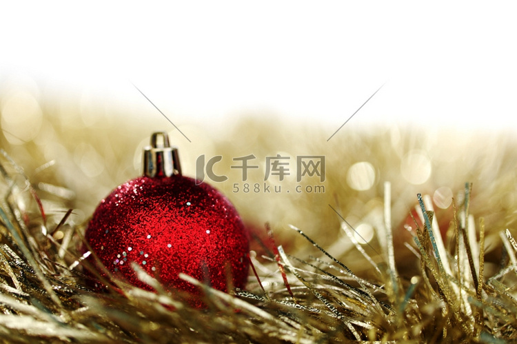 节日背景下的红色圣诞球