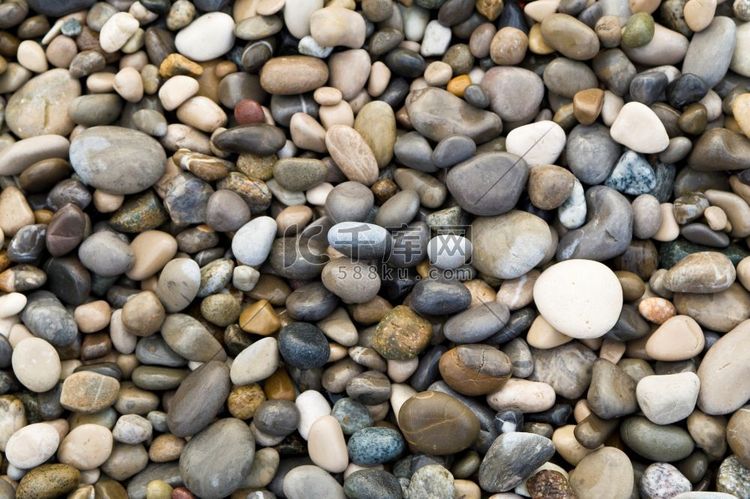 海滩上拍摄的鹅卵石背景照片