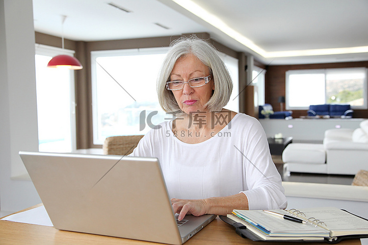 家中笔记本电脑前的资深女性