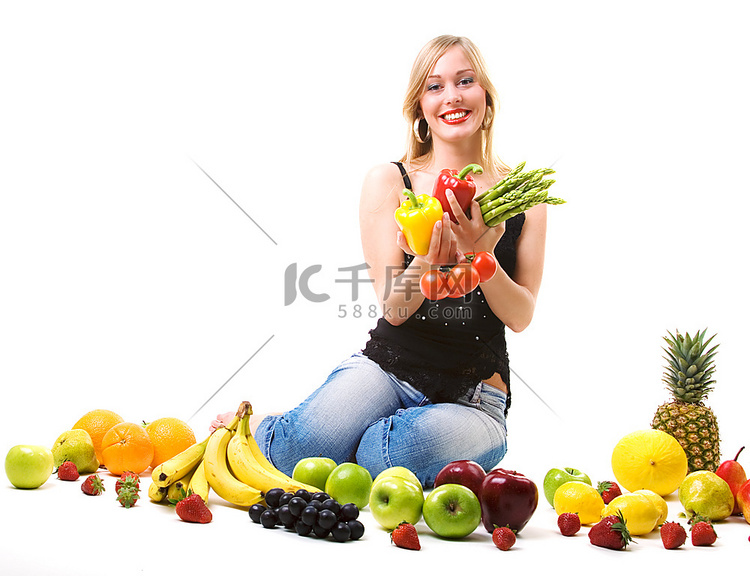 年轻的金发女子与水果和蔬菜