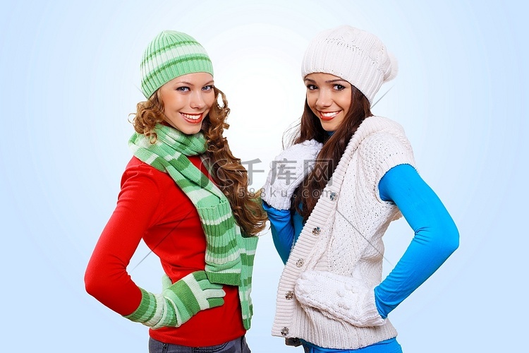 两个穿着明亮温暖的冬装的女孩
