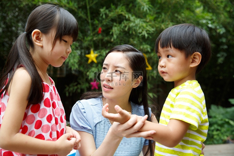 幼儿园里教师在安慰受伤的儿童