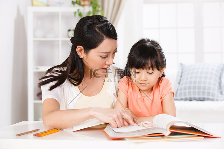 母亲正在指导女儿学习