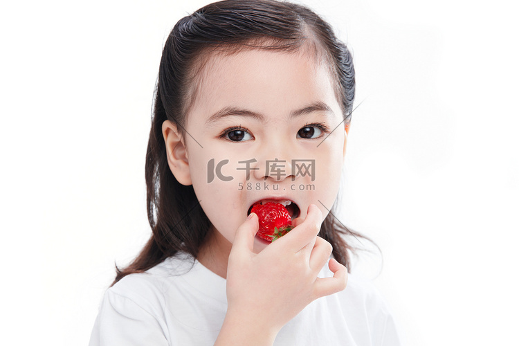 可爱的小女孩吃草莓