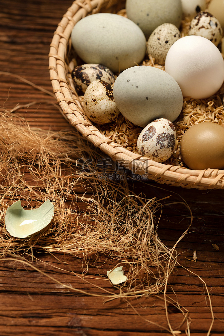 一筐蛋类和蛋壳