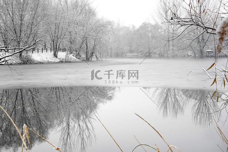 下雪后的湖边风景