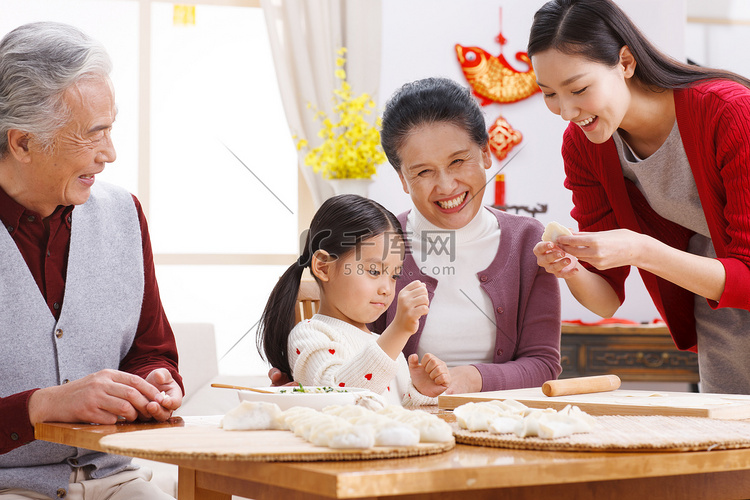 快乐家庭过新年包饺子