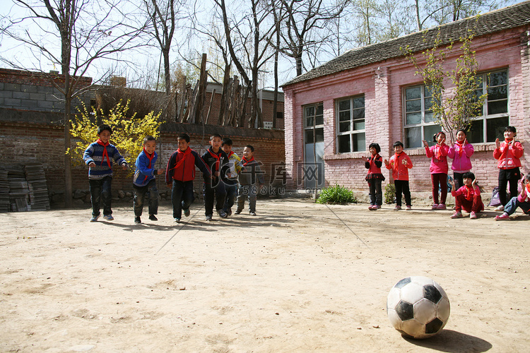 乡村小学生在学校里踢足球