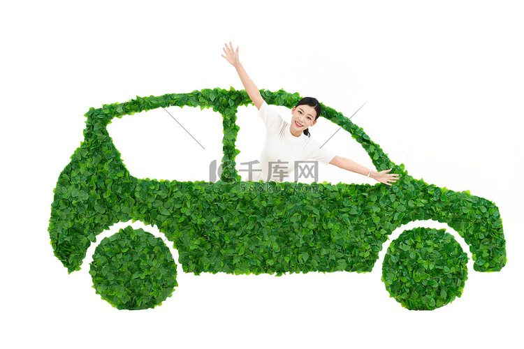 青年商务女士驾驶绿色环保汽车出