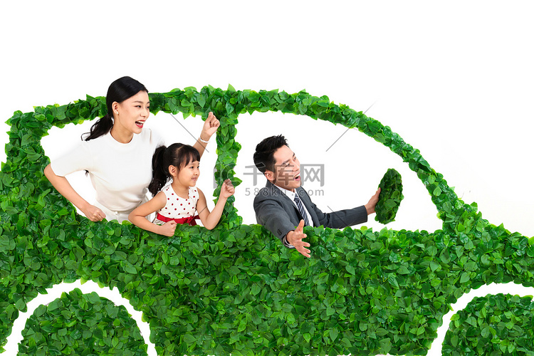 快乐的一家人驾驶绿色环保汽车出