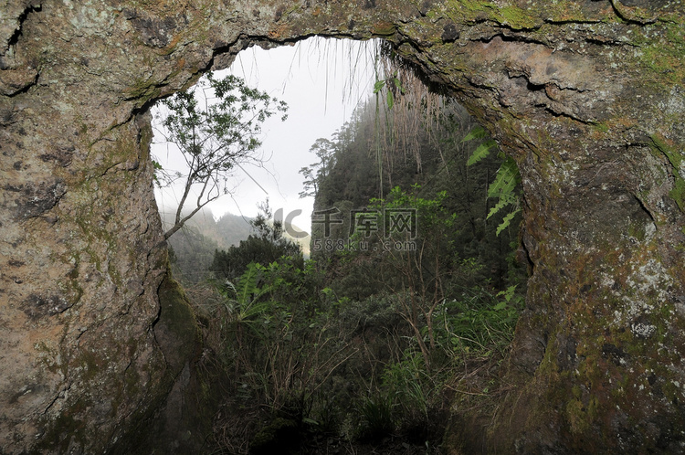 透过山洞往外看