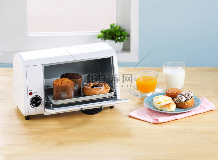 烤箱或暖机工具，使面包店保持温