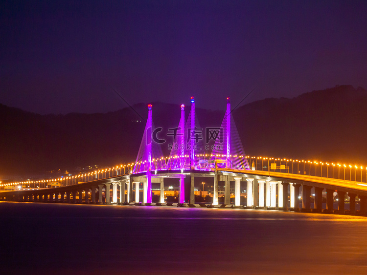 带有紫色灯光的槟城二桥