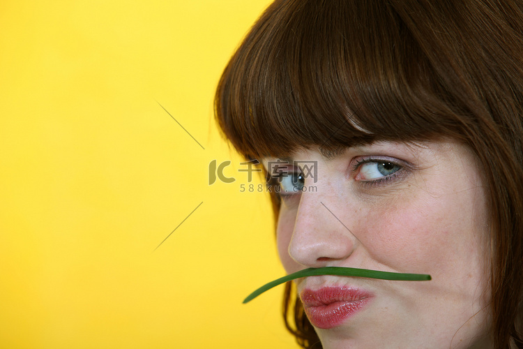 嘴唇和鼻子之间夹着绿豆的女人