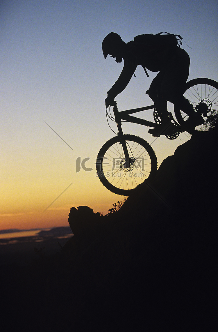 山地自行车手骑下斜坡