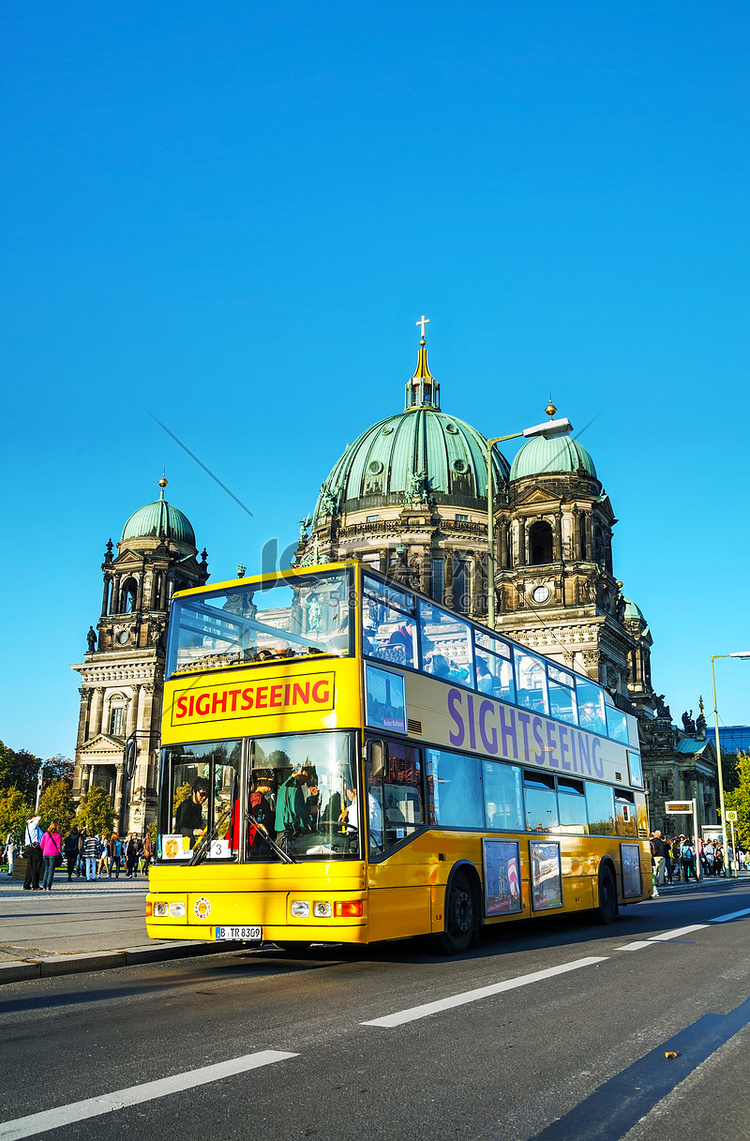 柏林大教堂的旅游巴士