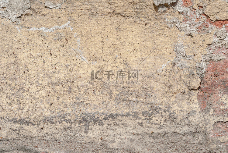旧石膏墙上的裂缝，油漆剥落，米