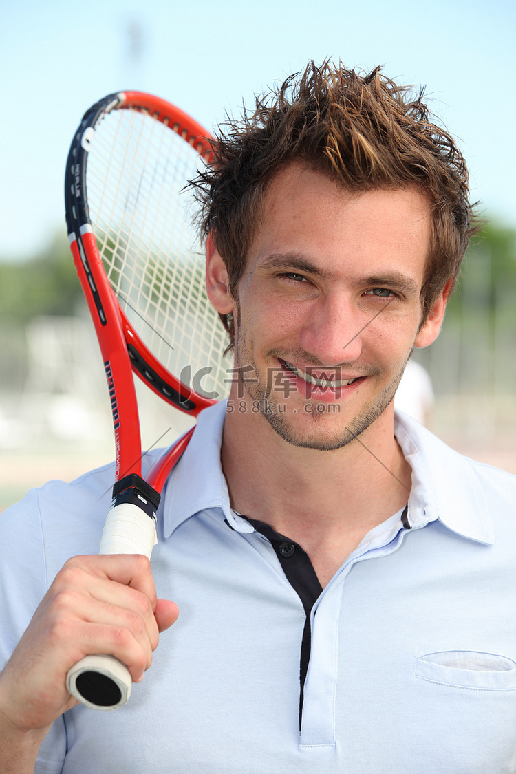 男子网球运动员肩扛球拍