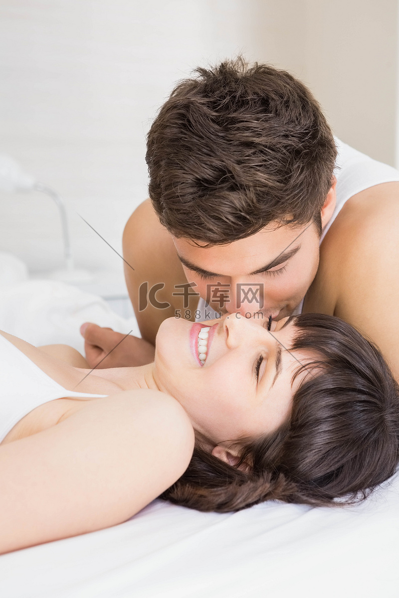 男人在床上亲吻女人