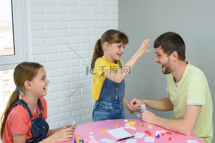 在棋盘游戏中输了，女儿要打爸爸