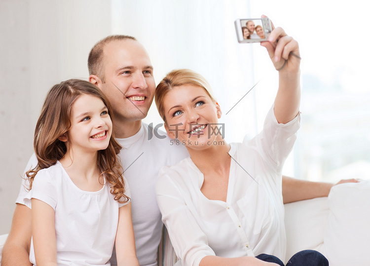 幸福的家庭与小女孩制作自画像