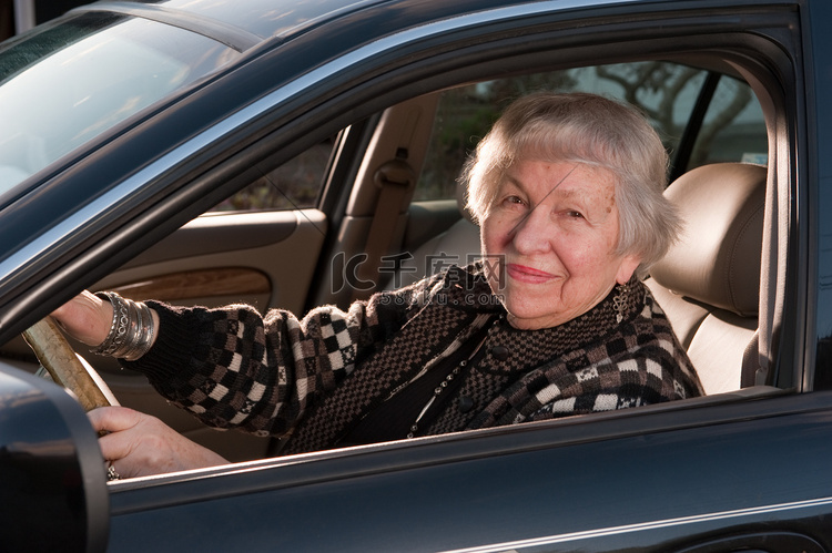 86 岁的老妇人在家开着她的车