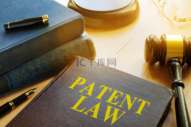 关于专利法和木槌的书。