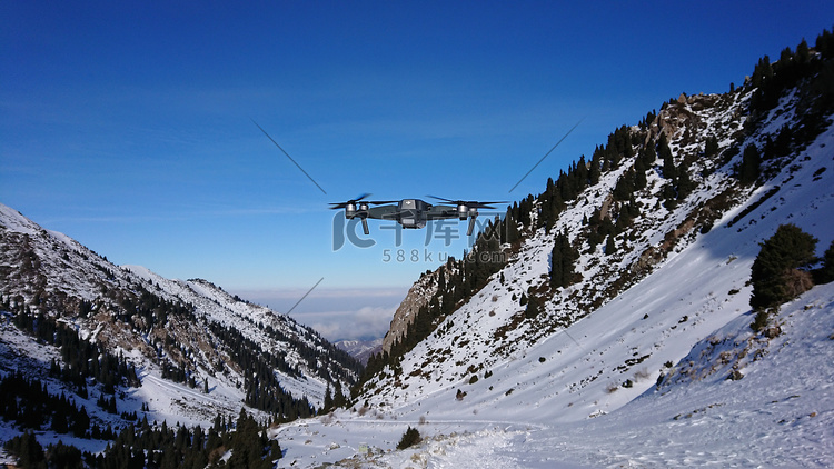 DJI Mavic Pro 在冬季峡谷的空中。
