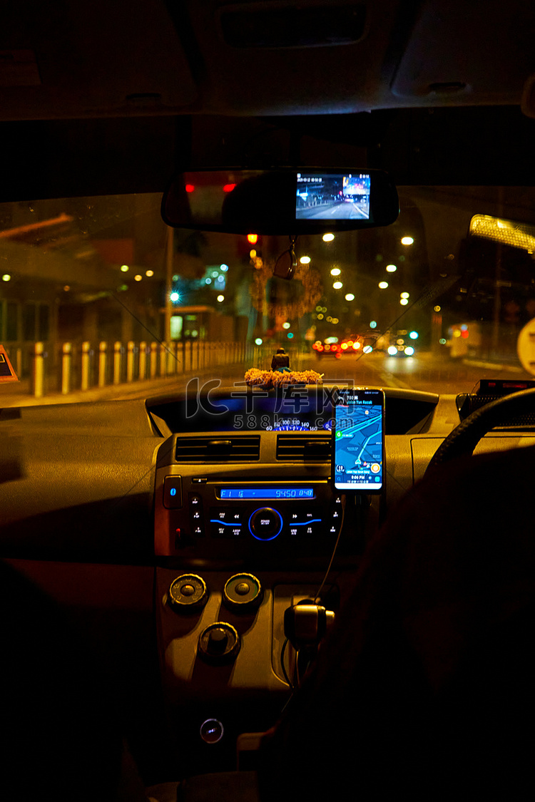 汽车驾驶夜雨城市的内部。
