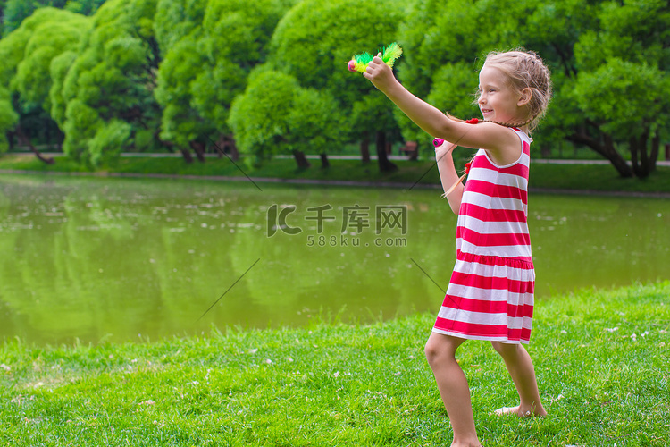 可爱的小女孩在野餐时打羽毛球