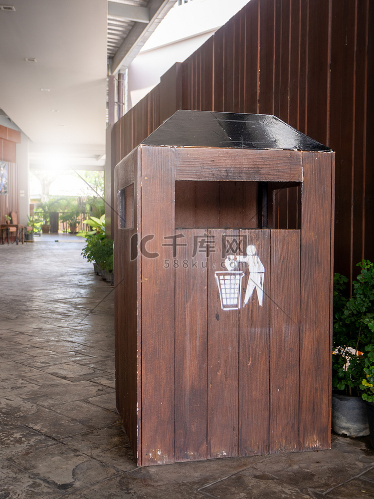 木质垃圾桶设计，防止被雨淋湿
