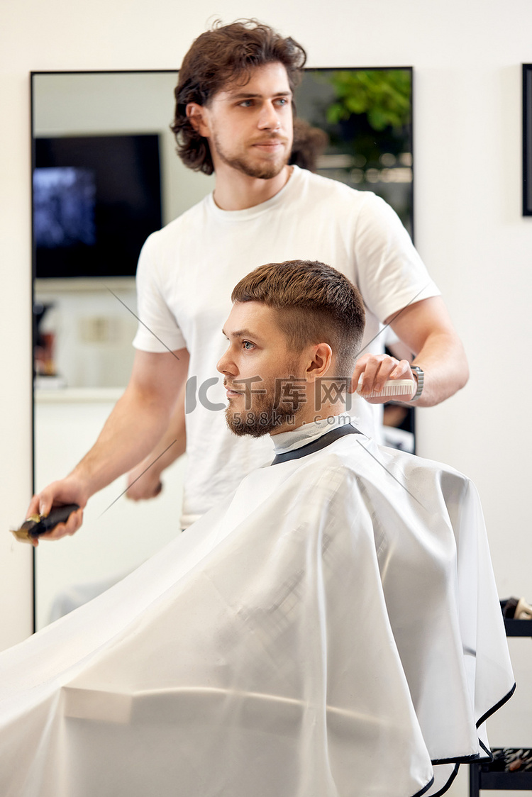 在理发店拜访专业发型师的男士