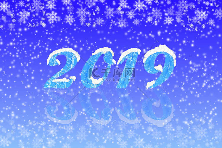 带数字 2019、反射和雪的蓝
