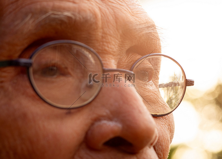 一位戴眼镜的老人坐在 v 上的