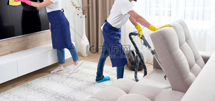 穿着蓝色制服的专业清洁工洗地板