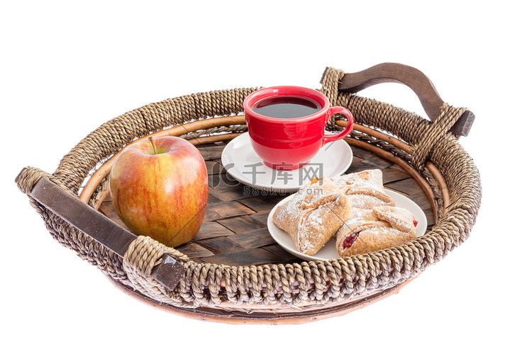 新鲜的苹果、糕点和咖啡早餐