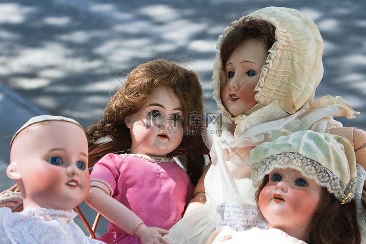 巴黎户外跳蚤市场的古董娃娃