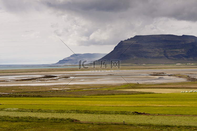 绿色草地西峡湾 - 冰岛