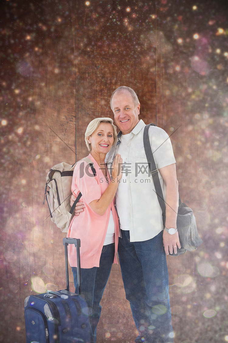 微笑的老夫妇去度假的合成图像