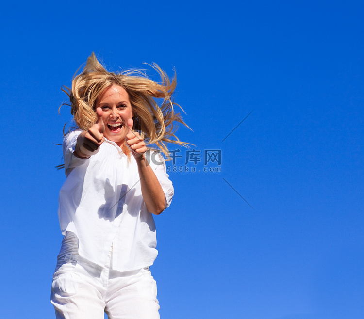 一个容光焕发的女人在户外空中跳