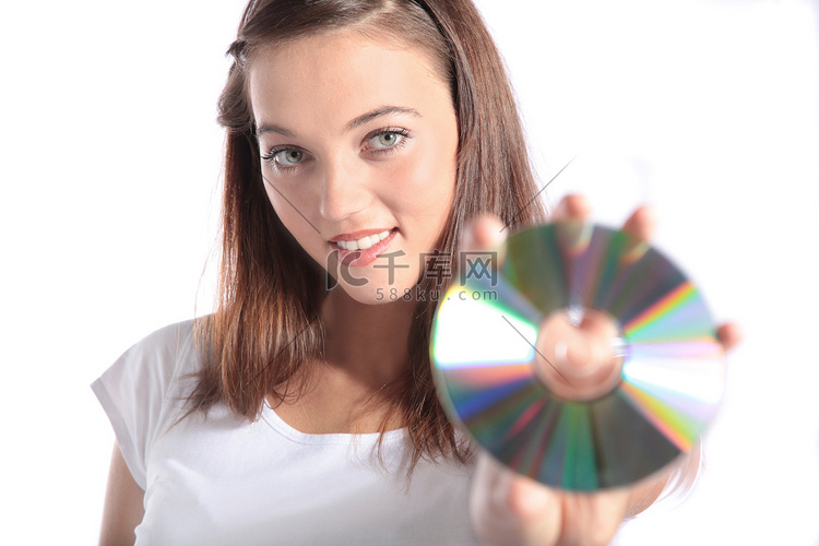 有魅力的女人拿着 CD-Rom