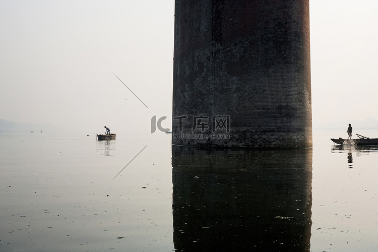 渔船剪影与 Mawlamyine Malviya 桥背景