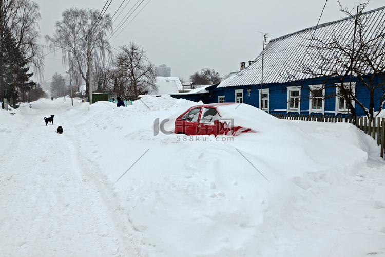 暴风雪过后，红色汽车被雪覆盖