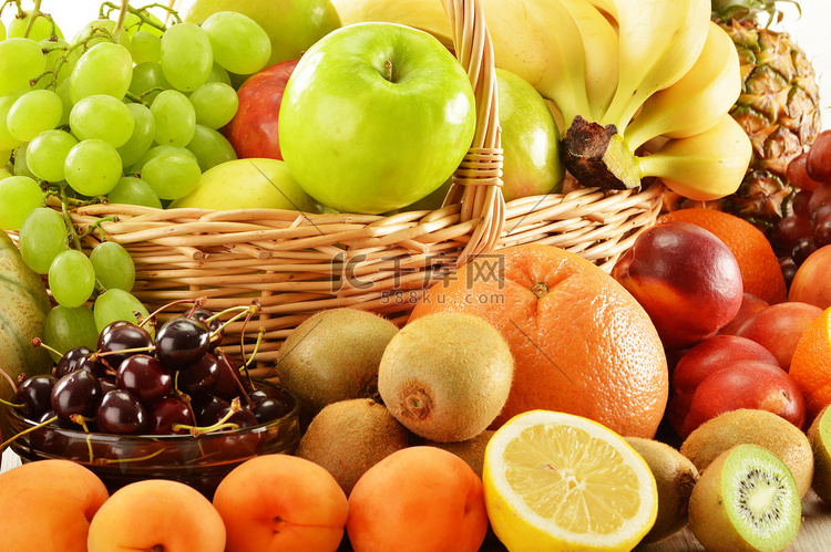 柳条篮中各种水果的组合物