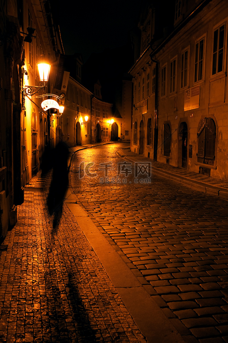 美丽的街道夜景和一个男人的影子